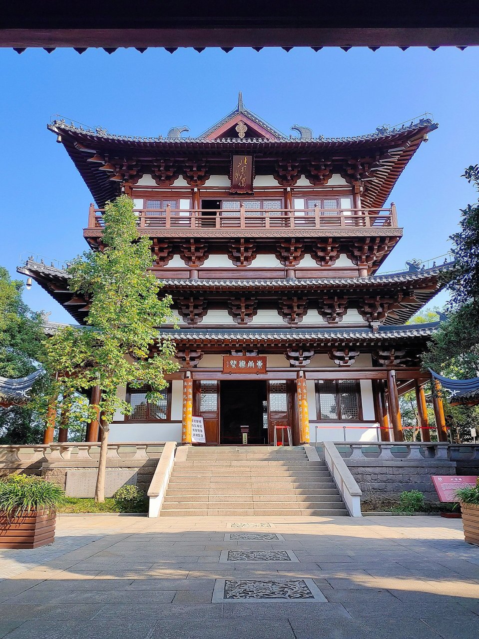 镇江三山(北固山) 北固山是镇江三山之一,位于座山金山和焦山中间