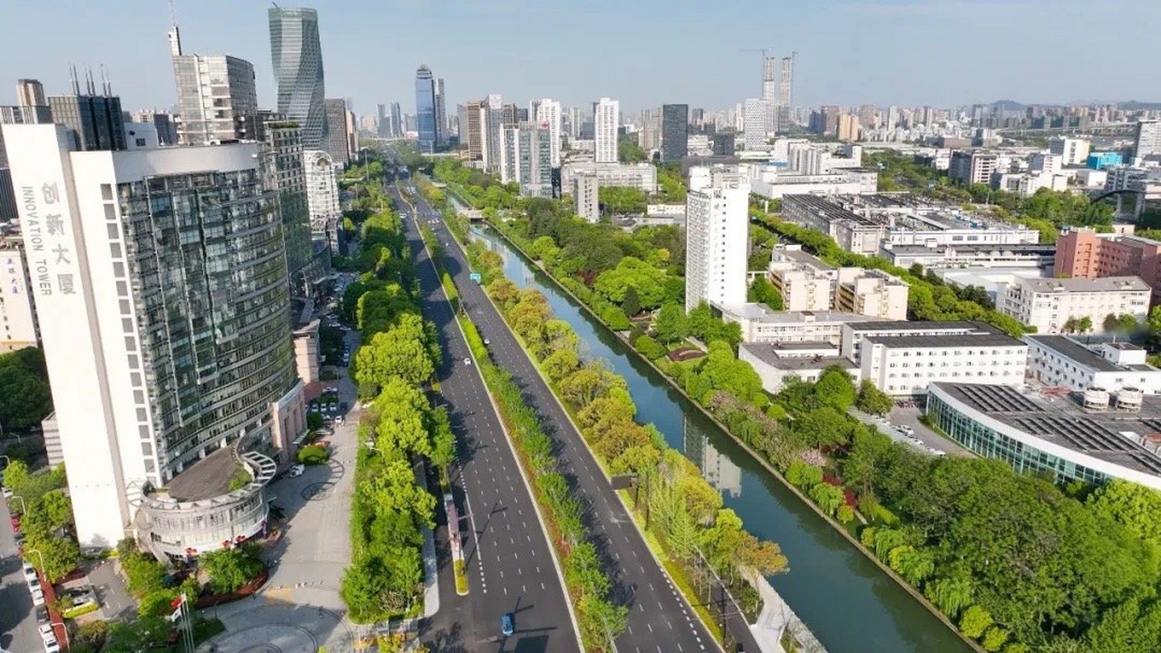 四季花常在,江南大道"变身"最美景观路~】最近,滨江江南大道沿线"颜值
