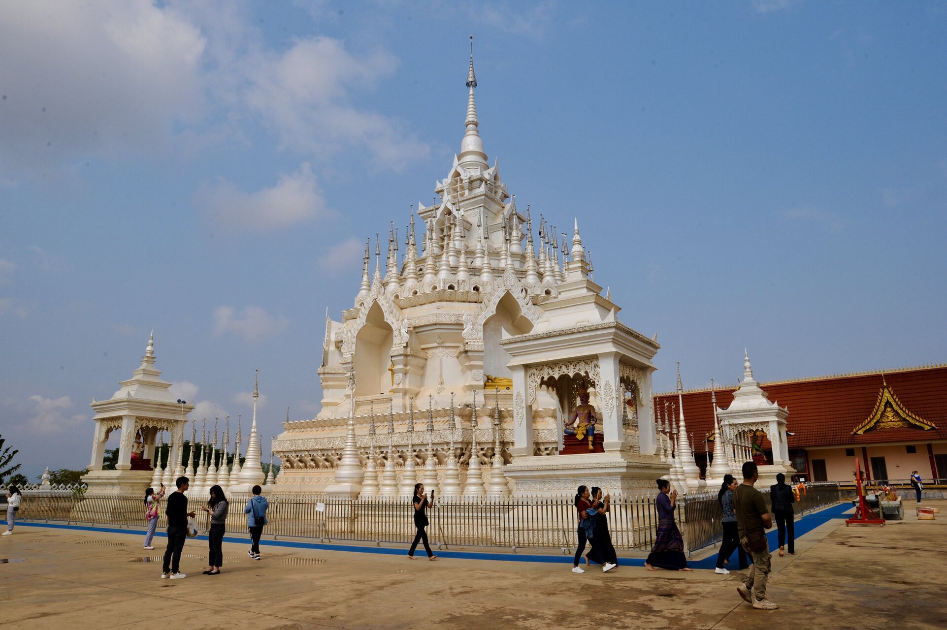 西双版纳般若寺 # 位于云南西双版纳景洪市的般若寺因为是华丽的建筑