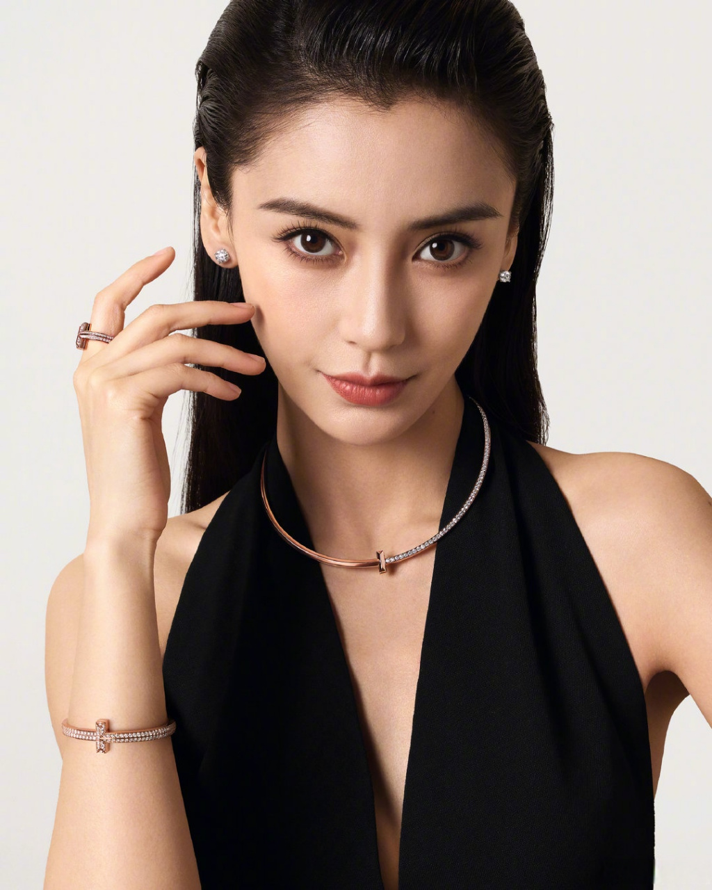 蒂芙尼今日正式宣布演员angelababy杨颖成为蒂芙尼t系列代言人,并