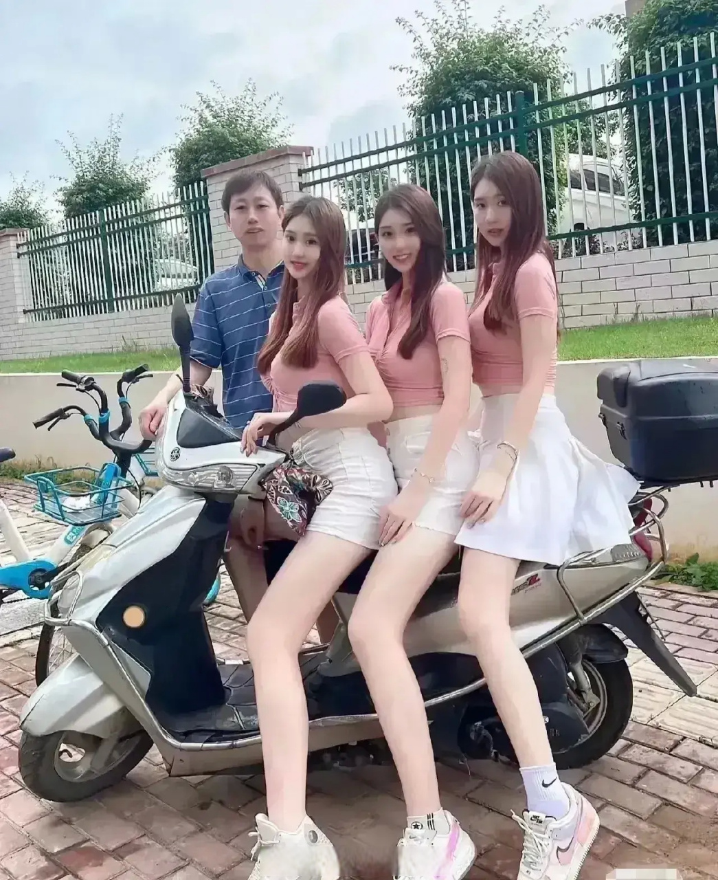 一位网友的三胞胎女儿,已经成长为了亭亭玉立的大美女,让人不禁感叹
