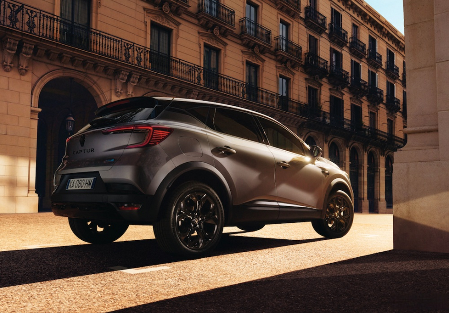 近日,雷诺官方正式发布了旗下卡缤rive gauche特别版车型的官图.