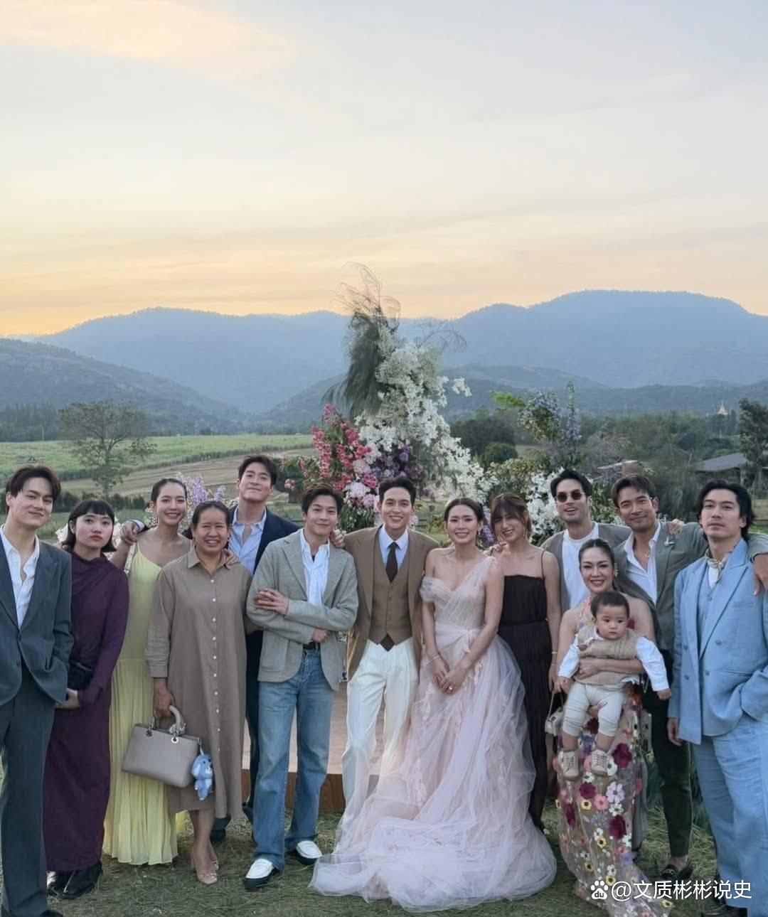 泰星james婚礼星光熠熠,马里奥女友抢捧花成焦点