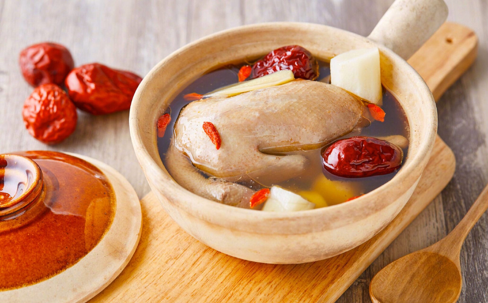 简单说说做法: 1)准备一只乳鸽,内脏处理干净,内外都洗净.