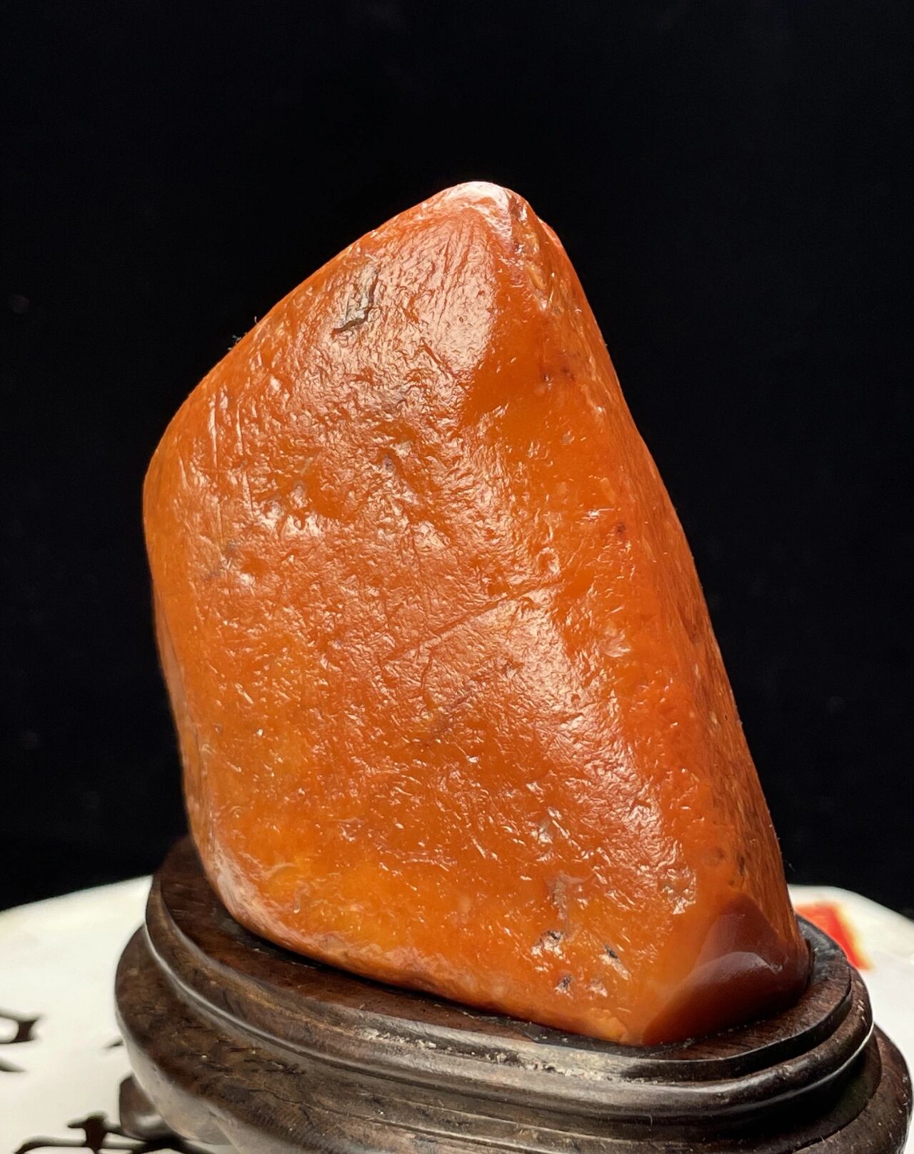 此原石被纯天然红田皮包裹,质地细,结,温,润,凝,腻六德具在,为超大型