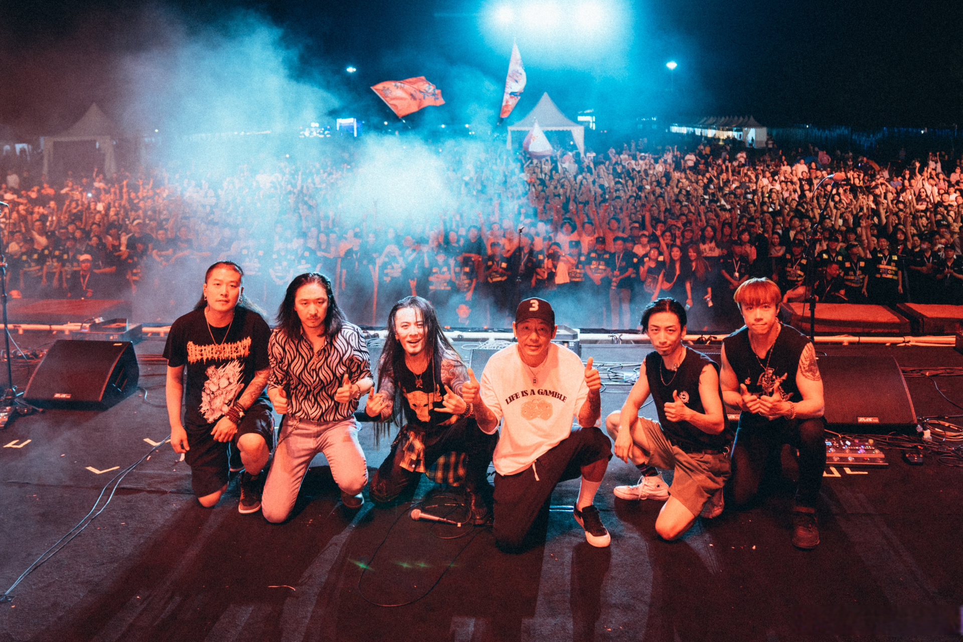 面孔乐队# 麻椒音乐节[加油][加油] 面孔演完现在大家正在台下看mr.