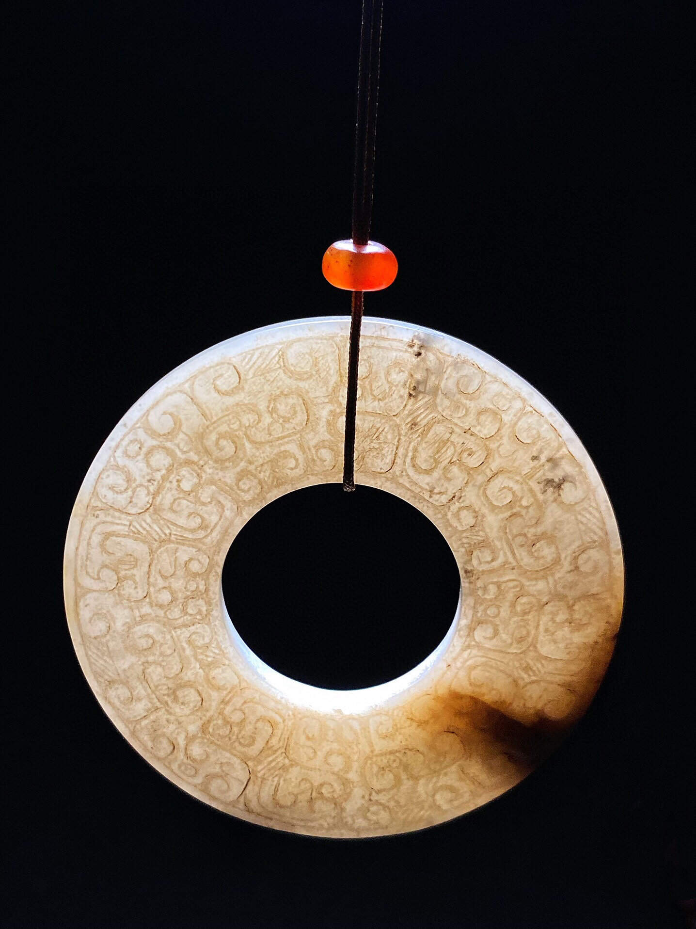 2克 玉璧取材籽料白玉,灰白沁色.