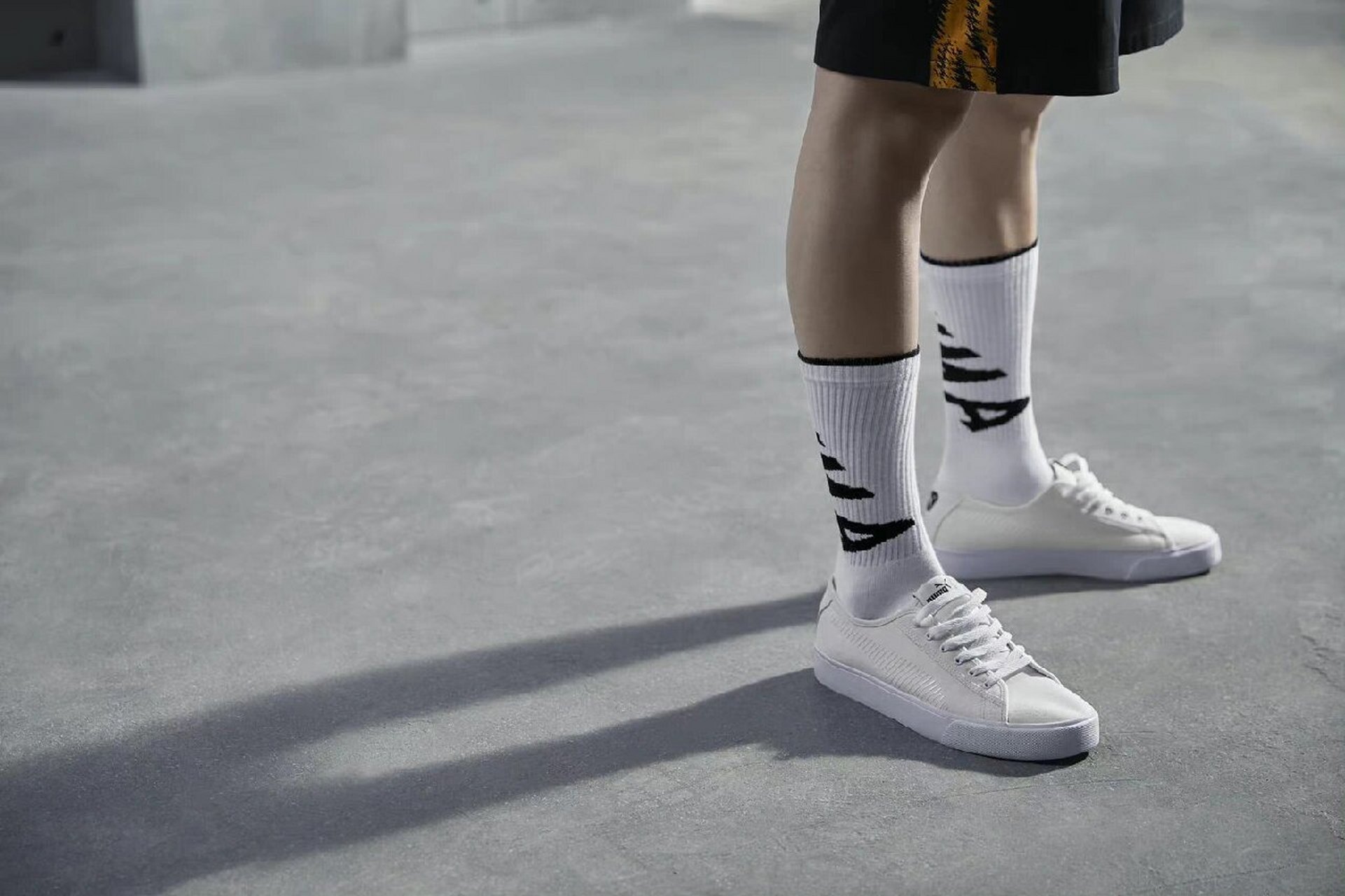 刘昊然可爱脚脚第二弹 第一张是动图,瑟瑟的,但好像上传了动不了