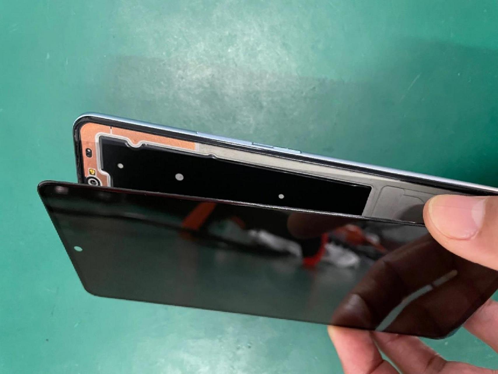 vivo iqoo手机屏幕脱胶真相 用了一年多的iqoo手机无磕无碰无进水