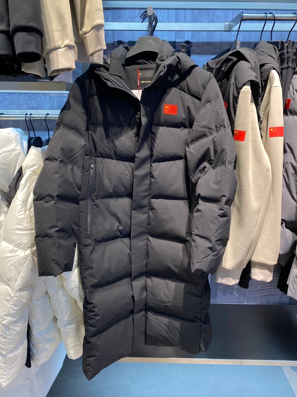 安踏冠军款羽绒服,95鹅绒 今年这款冠军系列羽绒服是我超爱的一款单品