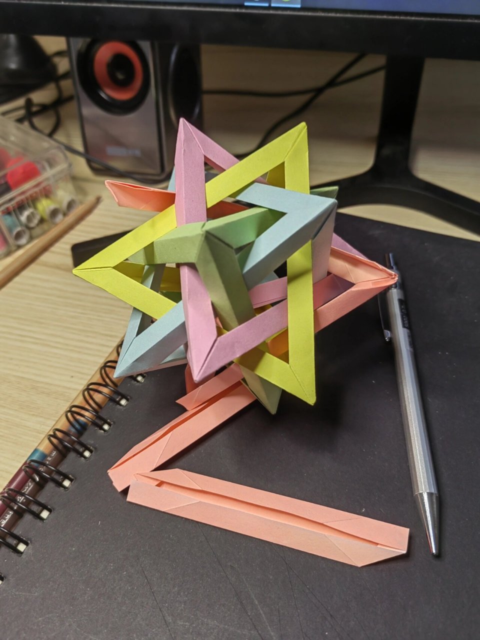 【手工】折纸五重四面体 诶嘿,虽然看上去很脆弱,其实连接得很牢固