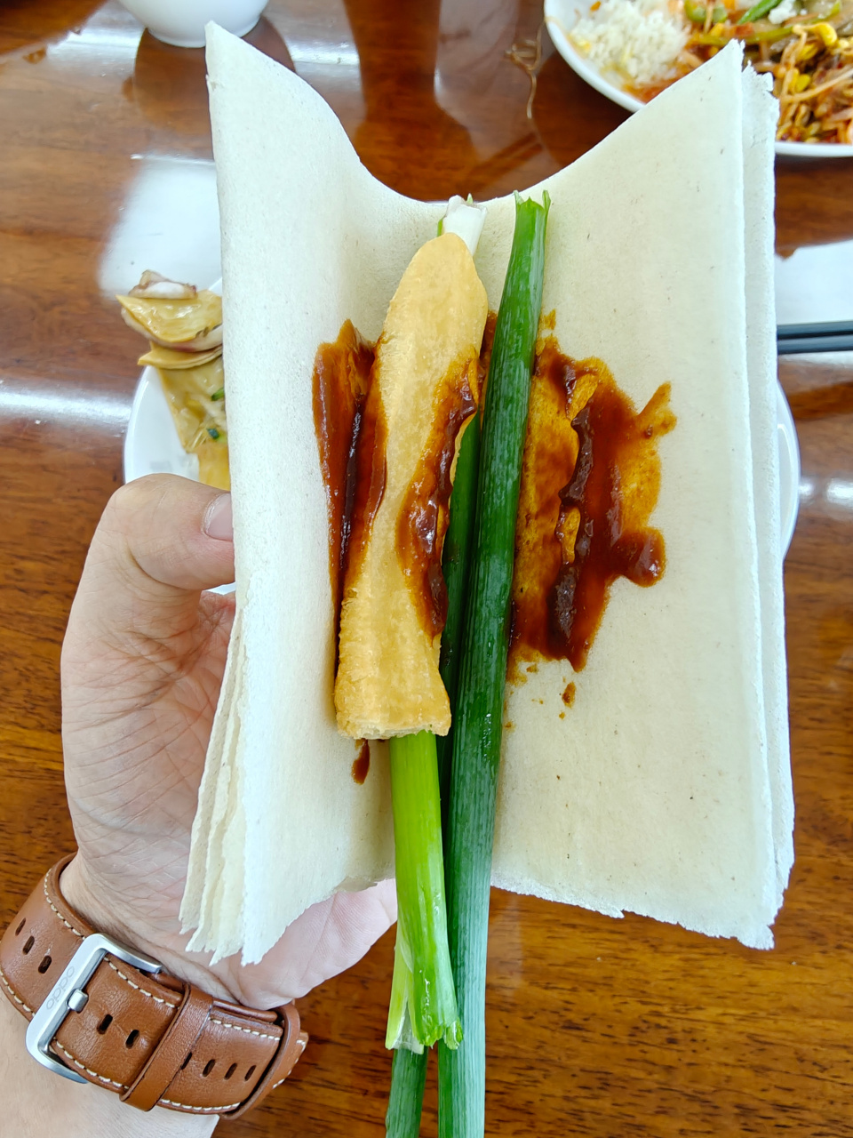 一条plog告别六月#在泰安服务区充个电,自助餐还挺全,先来个煎饼卷