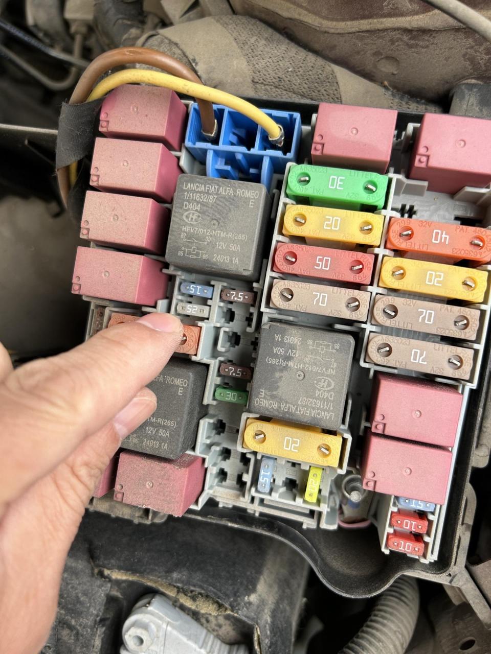 菲亚特菲翔点烟器保险f85,保险丝盒定义电源插座