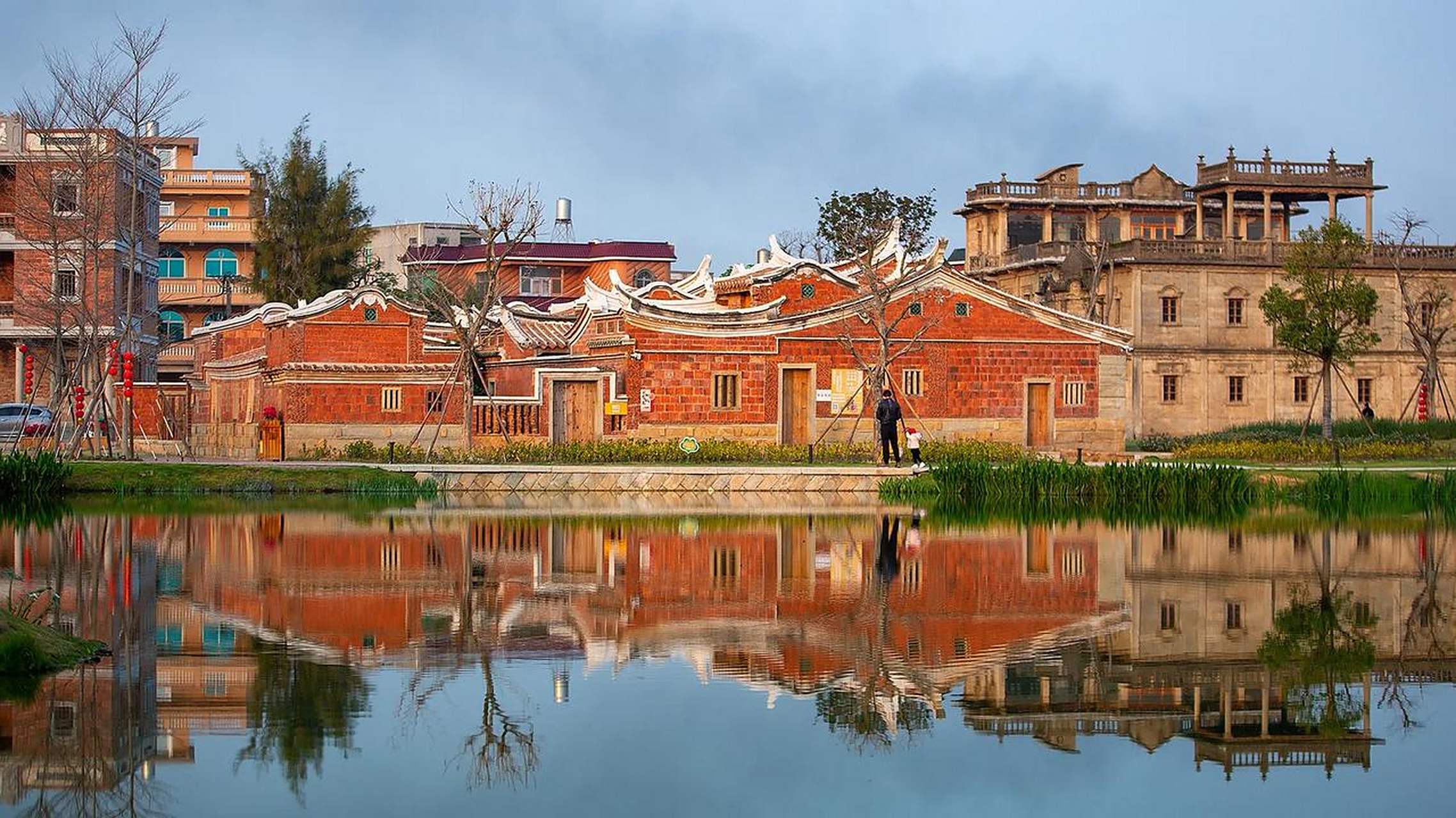 原来赵丽颖的蟳埔村造型是在晋江梧林拍的～  梧林这边的红墙燕尾脊