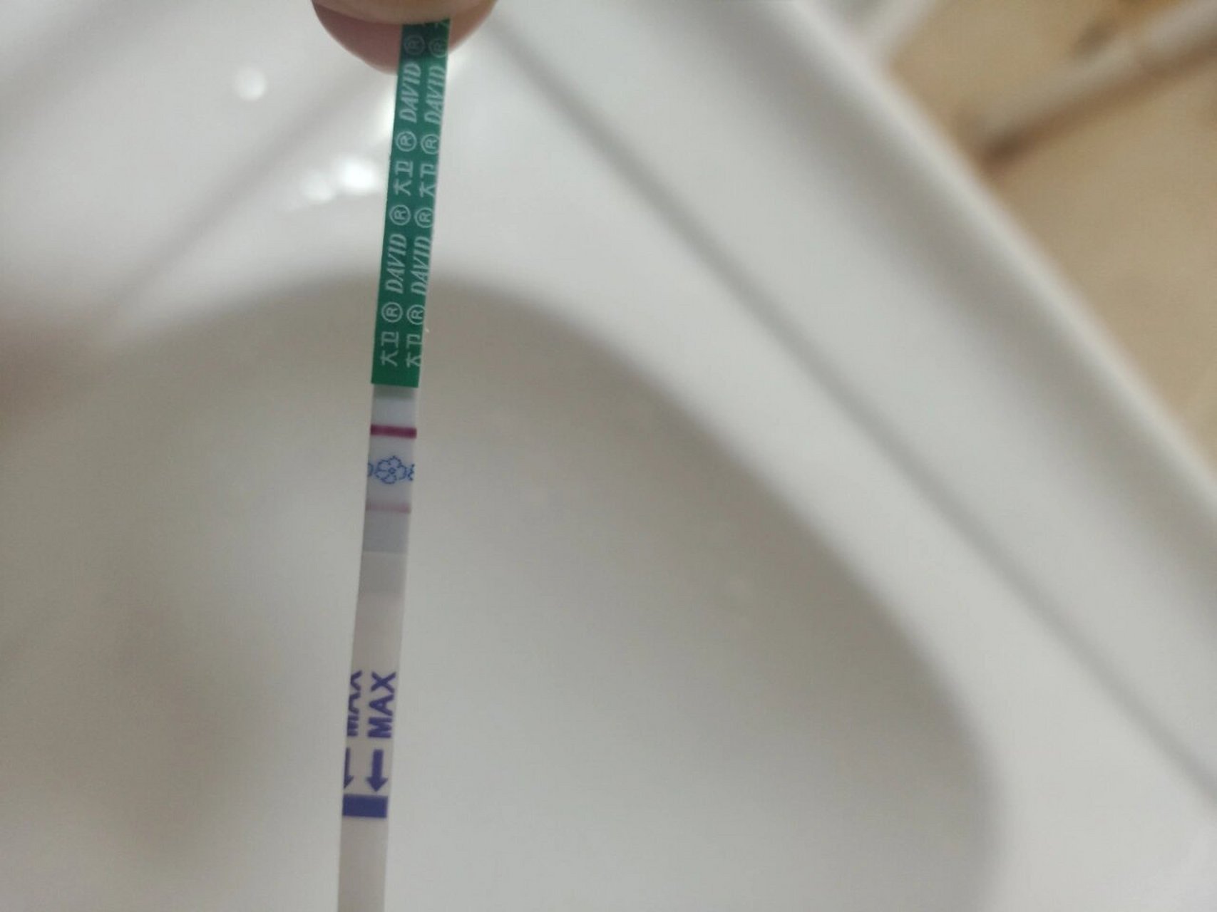 同房11天,早孕试纸一深一浅,不知道是不是怀孕了