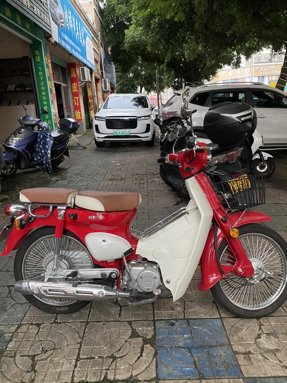 嘉陵coco110.最近没收到什么车,弄个便宜的车型对付一下了