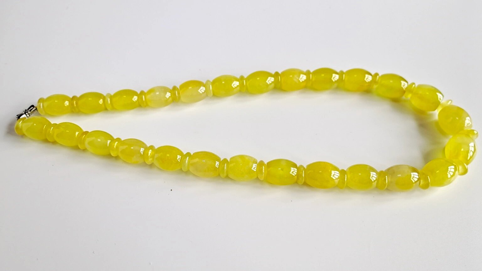 龙石种黄翡翠桶珠项链,水头超好,超级完美 龙石种黄翡翠桶珠项链,水头