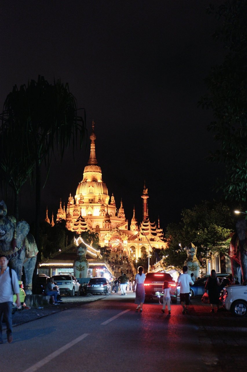 勐焕大金塔夜景图片