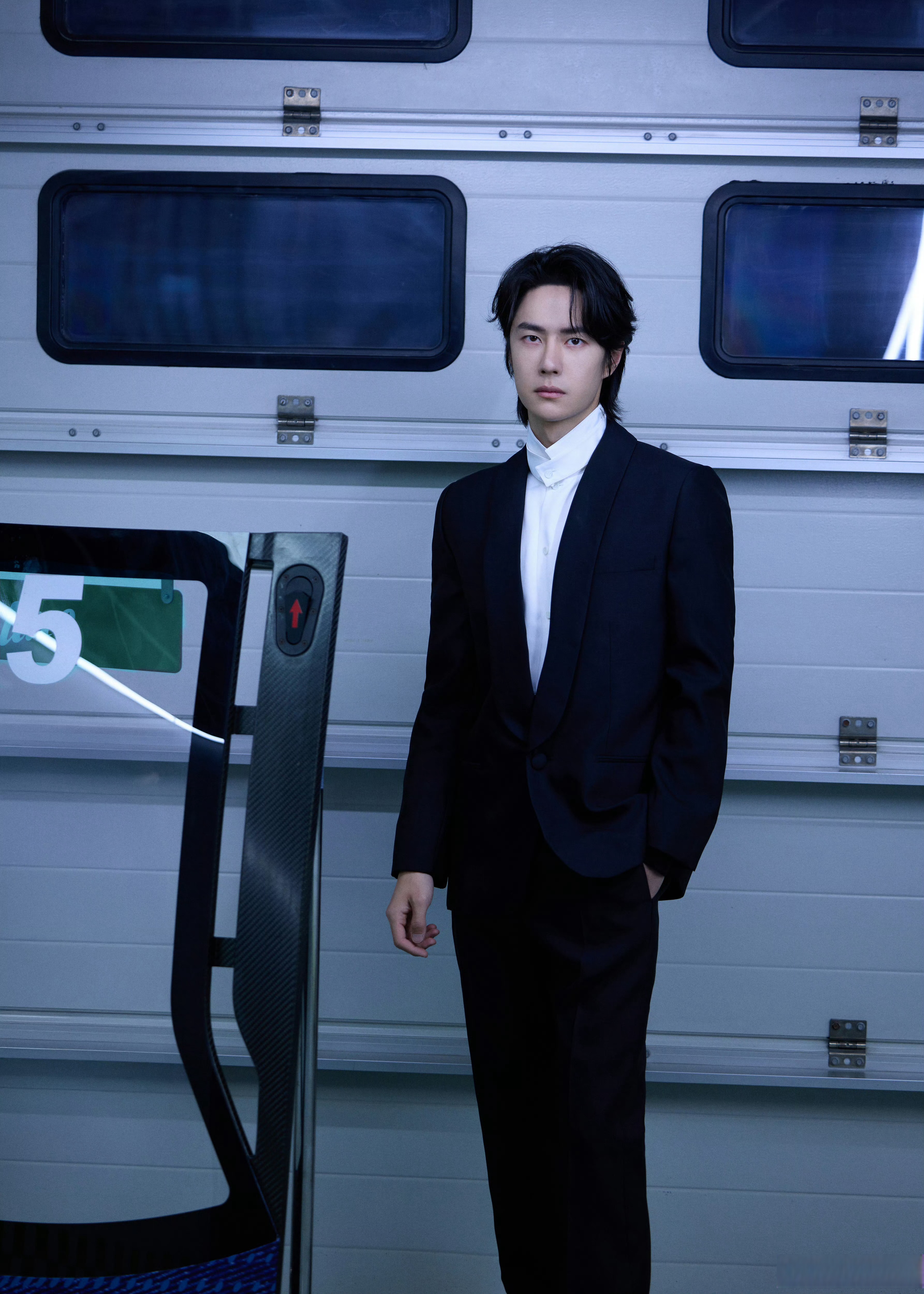 王一博 黑色简约西装造型图释出!