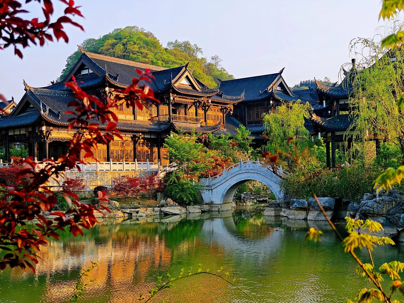 织金县不仅有织金洞,织金县城边上有个平远古镇,有山有湖,绿树鲜花