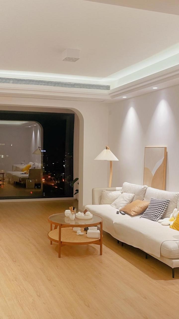 全屋通刷珍珠白实拍 白天实拍时间段:早上8点到下午17点 晚上实拍时间