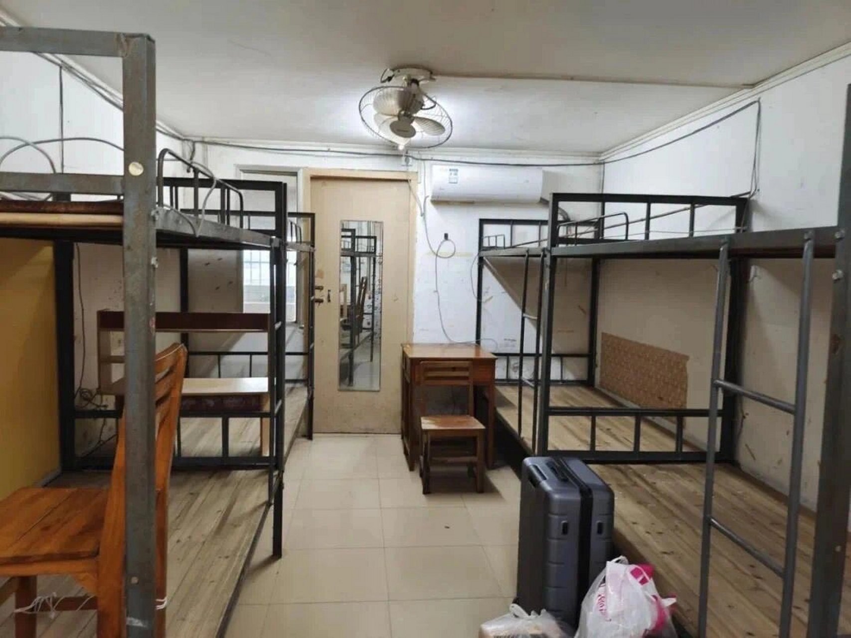 广西财经学院 住宿篇 (相思湖校区) 相思湖校区的宿舍,是统一上床下桌