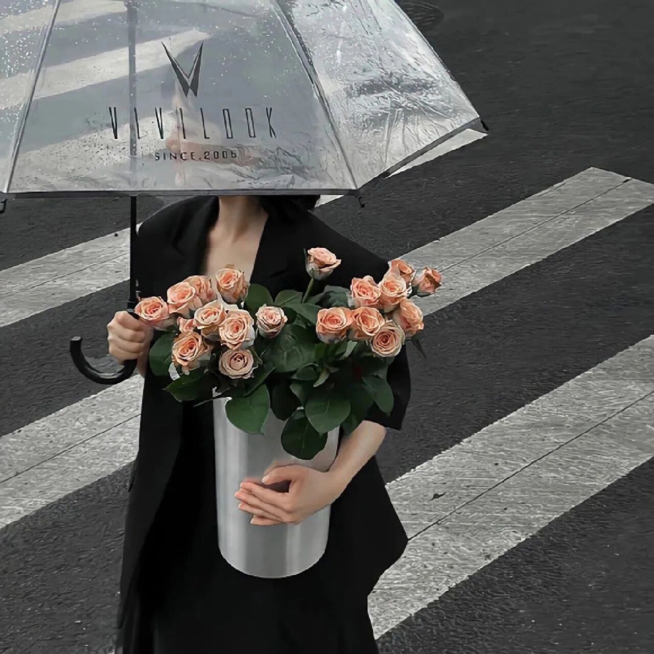 手捧鲜花女生头像