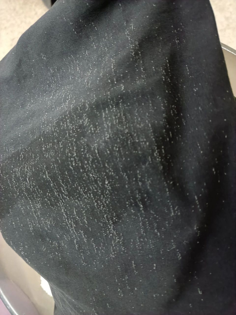 请问大家衣服上有这些白色的是什么(19o19