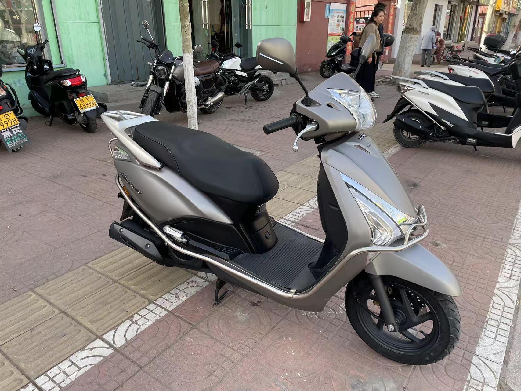 拿下22年8月五羊本田佳御110,实行9000公里,加装护杠,一手户,车况精品