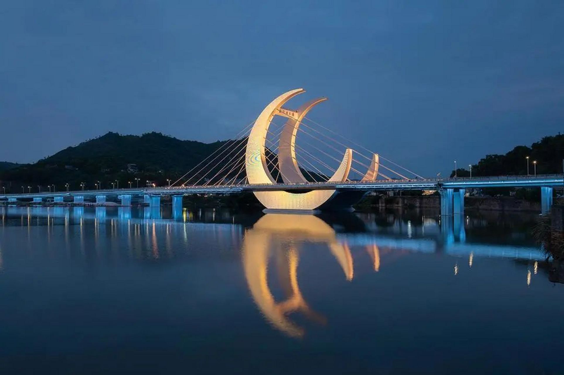 玉环漩门湾大桥夜景照明工程赏析 - 漩门湾大桥位于玉环市,漩门湾大桥