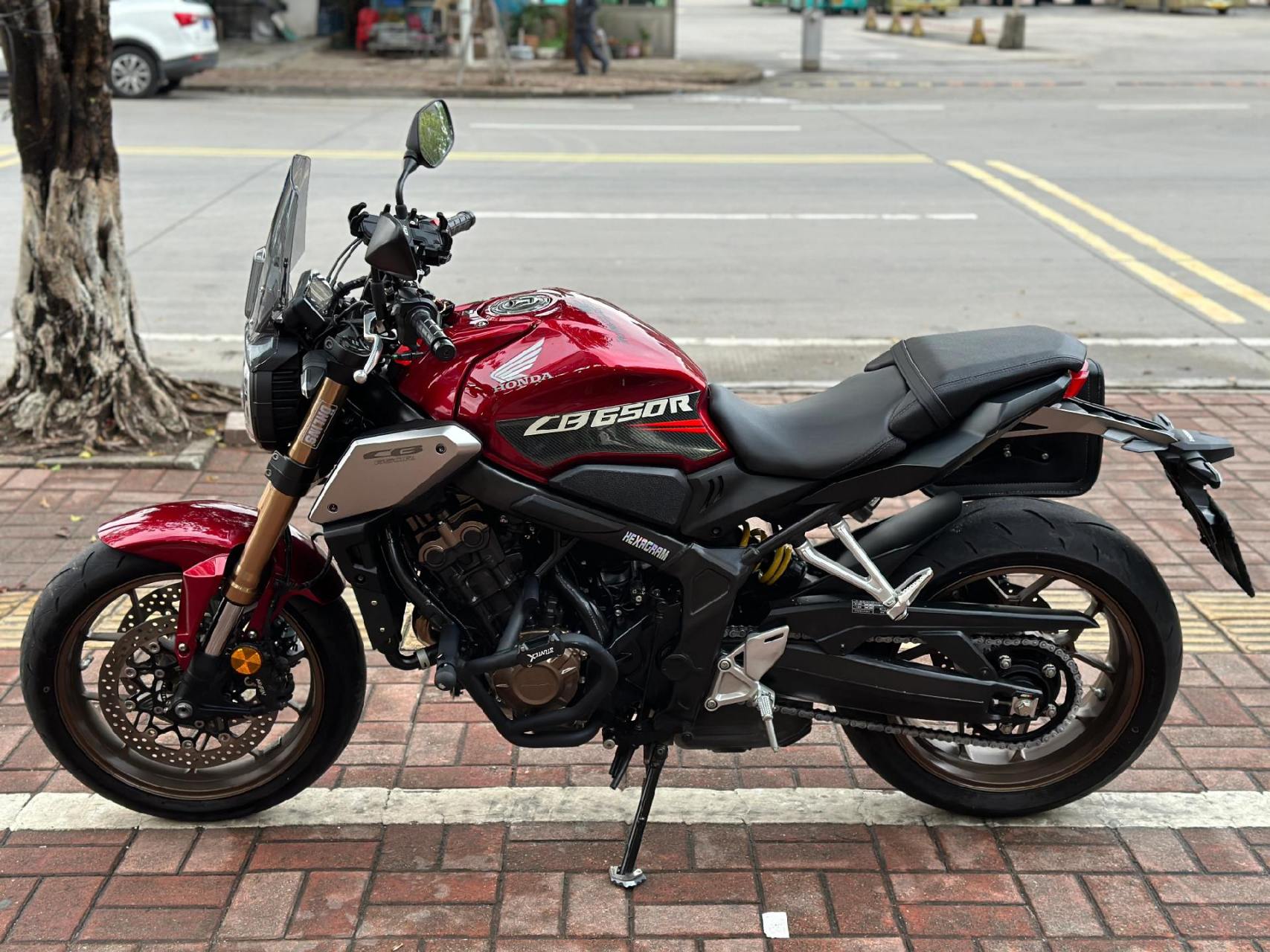 2021年8月上牌大贸本田cb650r,二手户4500公里精品车况,加装竞技护杠