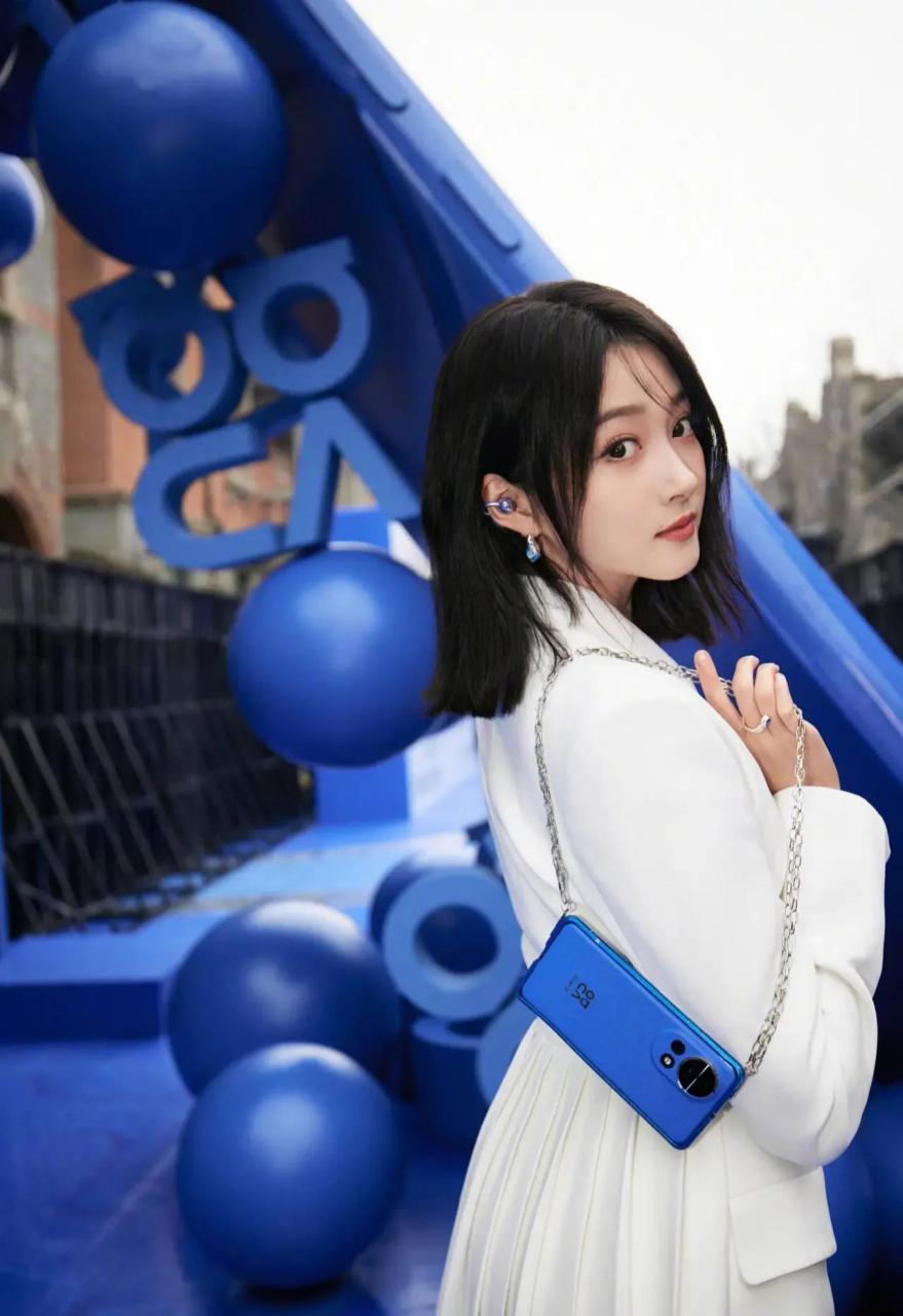 华为手机代言人关晓彤身穿短发白西服套装亮相,展现出清爽干练的形象