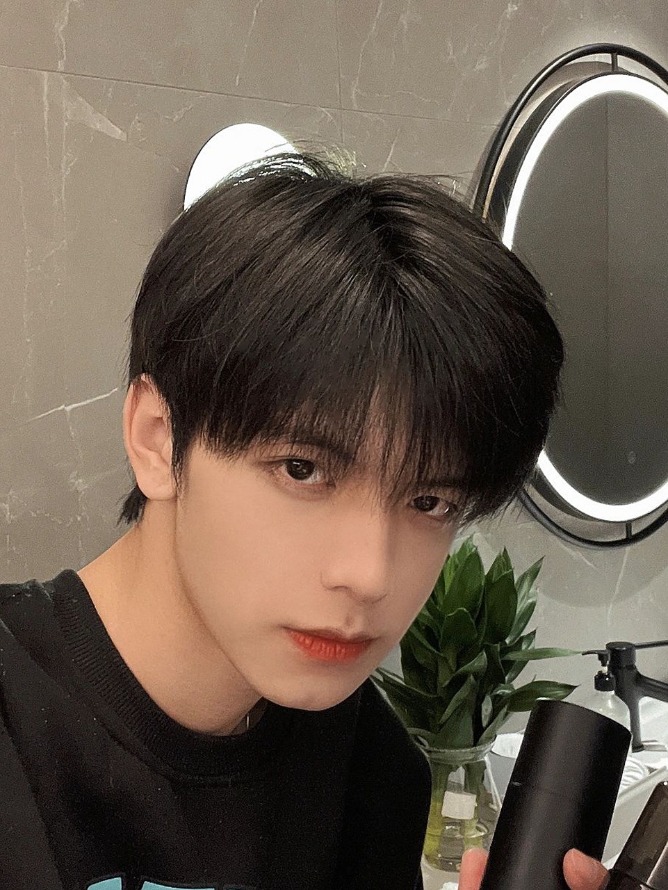 男生简单干净的发型(斩女的微分碎盖) 侧区别剃短修剪出层次即可 头发