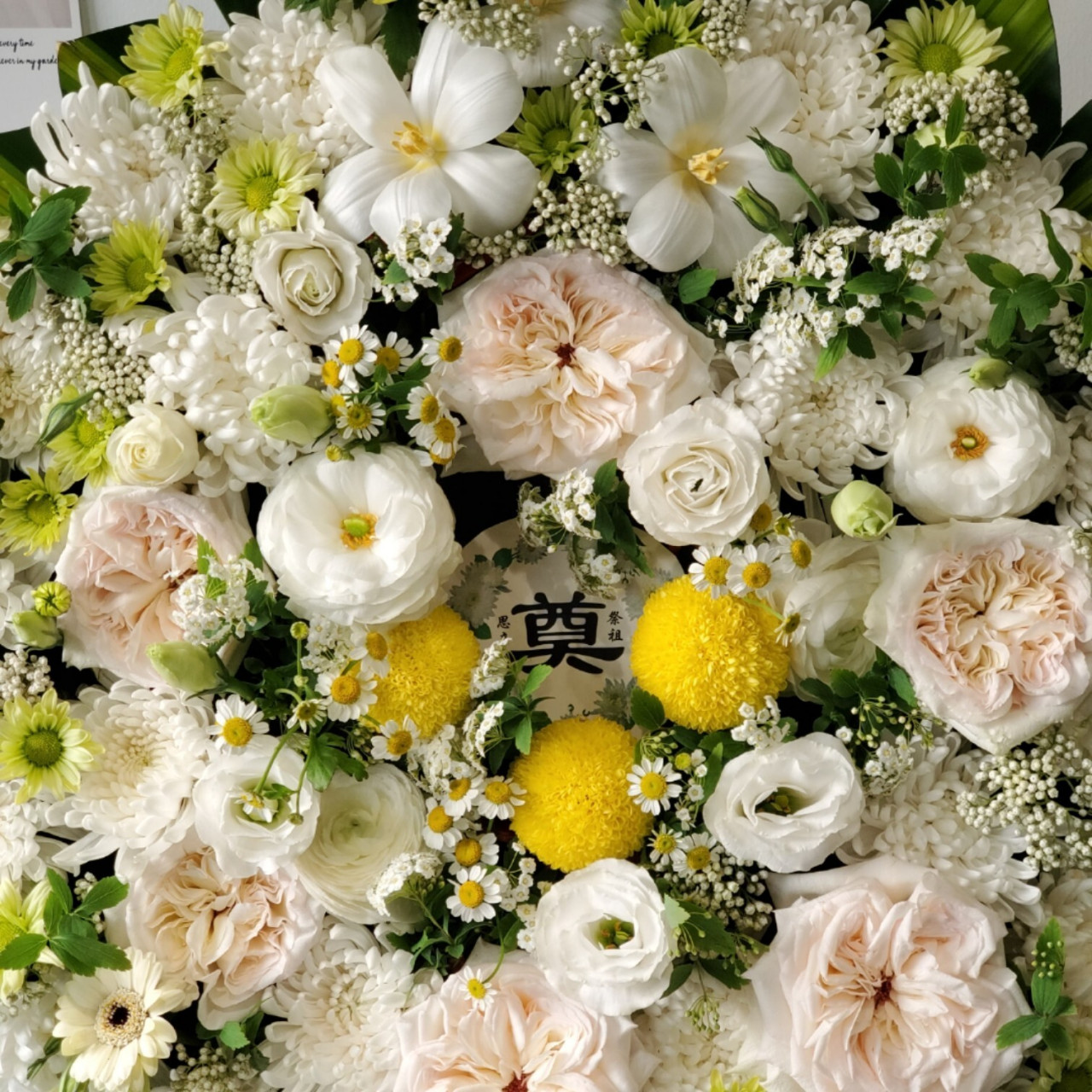 上坟 祭奠 花束花圈 认认真真对待这么严肃的事情,是对逝者最基本的