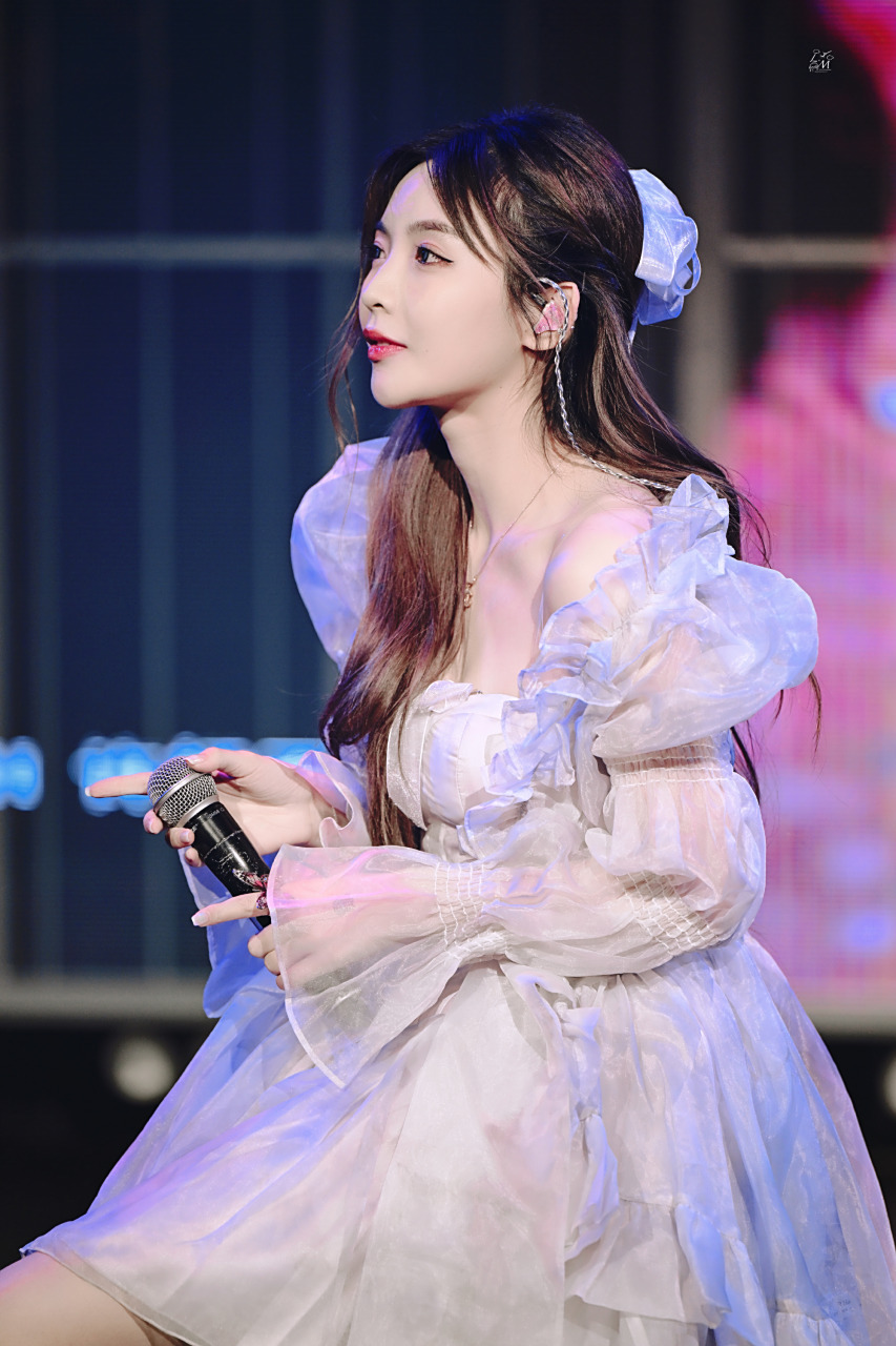 许杨玉琢甜美蕾丝裙舞台造型