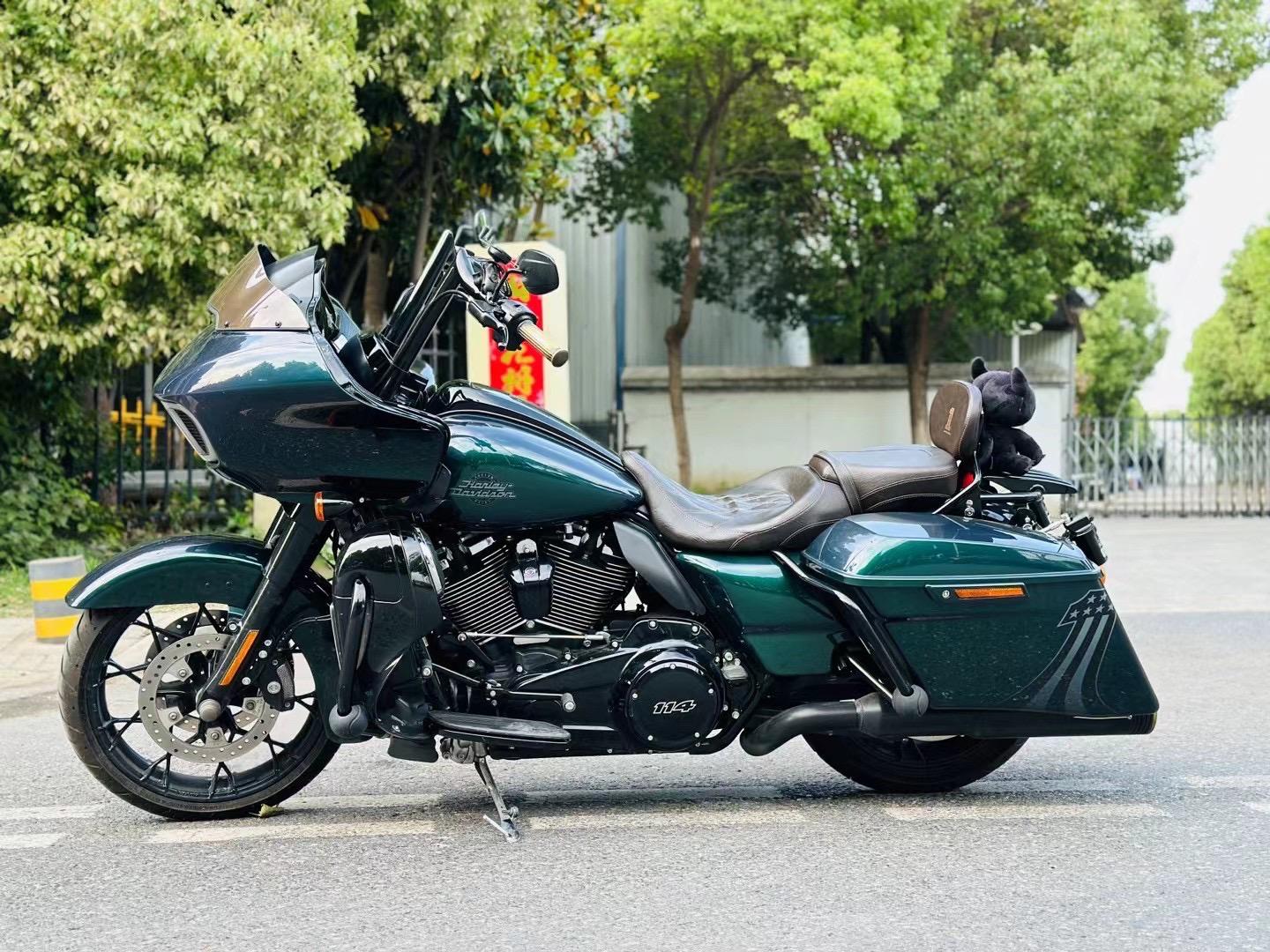 手续:大贸 品牌:哈雷戴维森 车型:毒液绿公路滑翔 版本:限量版