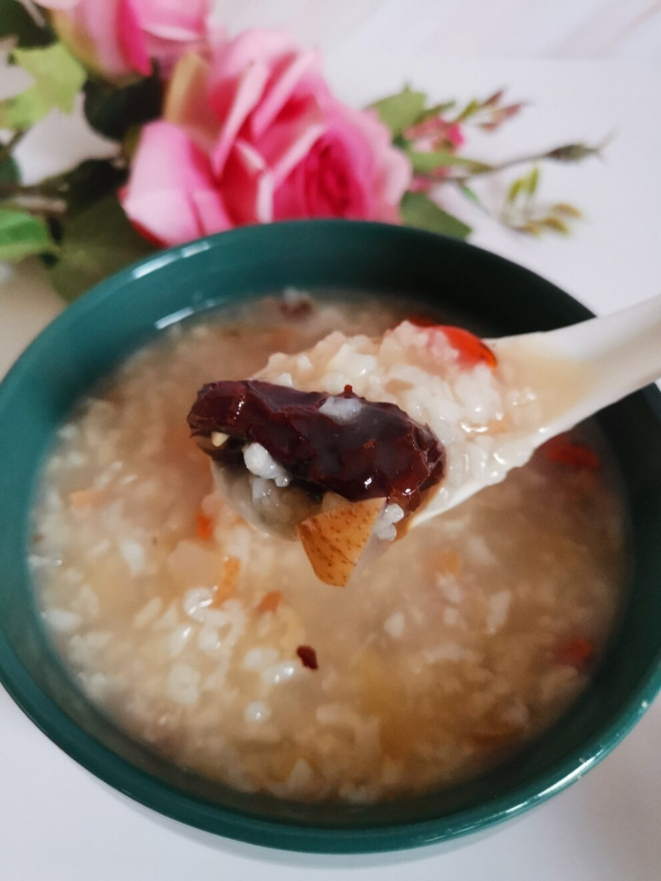 润肺止咳雪梨粥 雪梨润肺止咳,可以直接吃,还可以熬汤喝,做的雪梨粥不