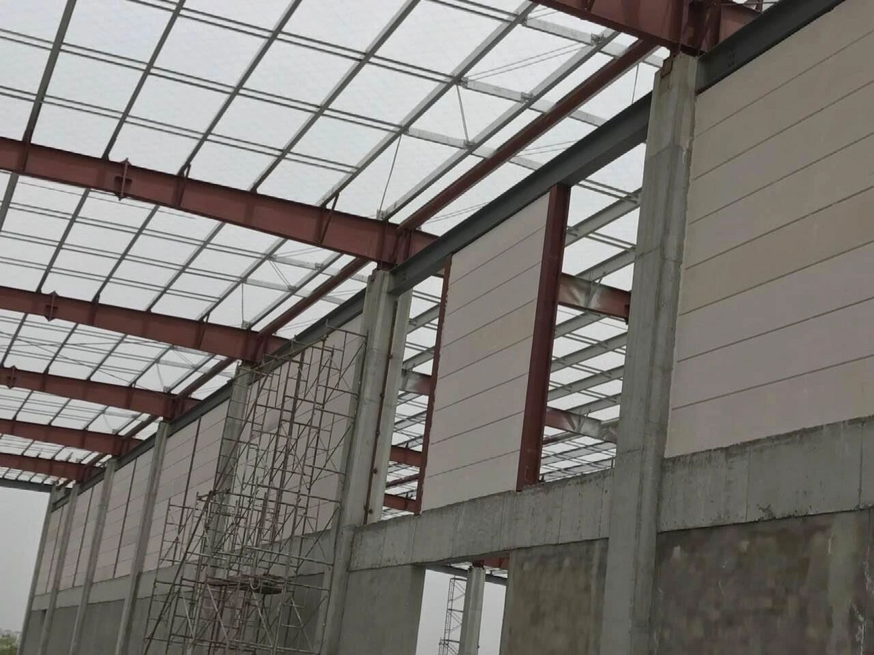 alc轻质隔墙板安装介绍 alc轻质隔墙板也称蒸压加气轻质混凝土条板