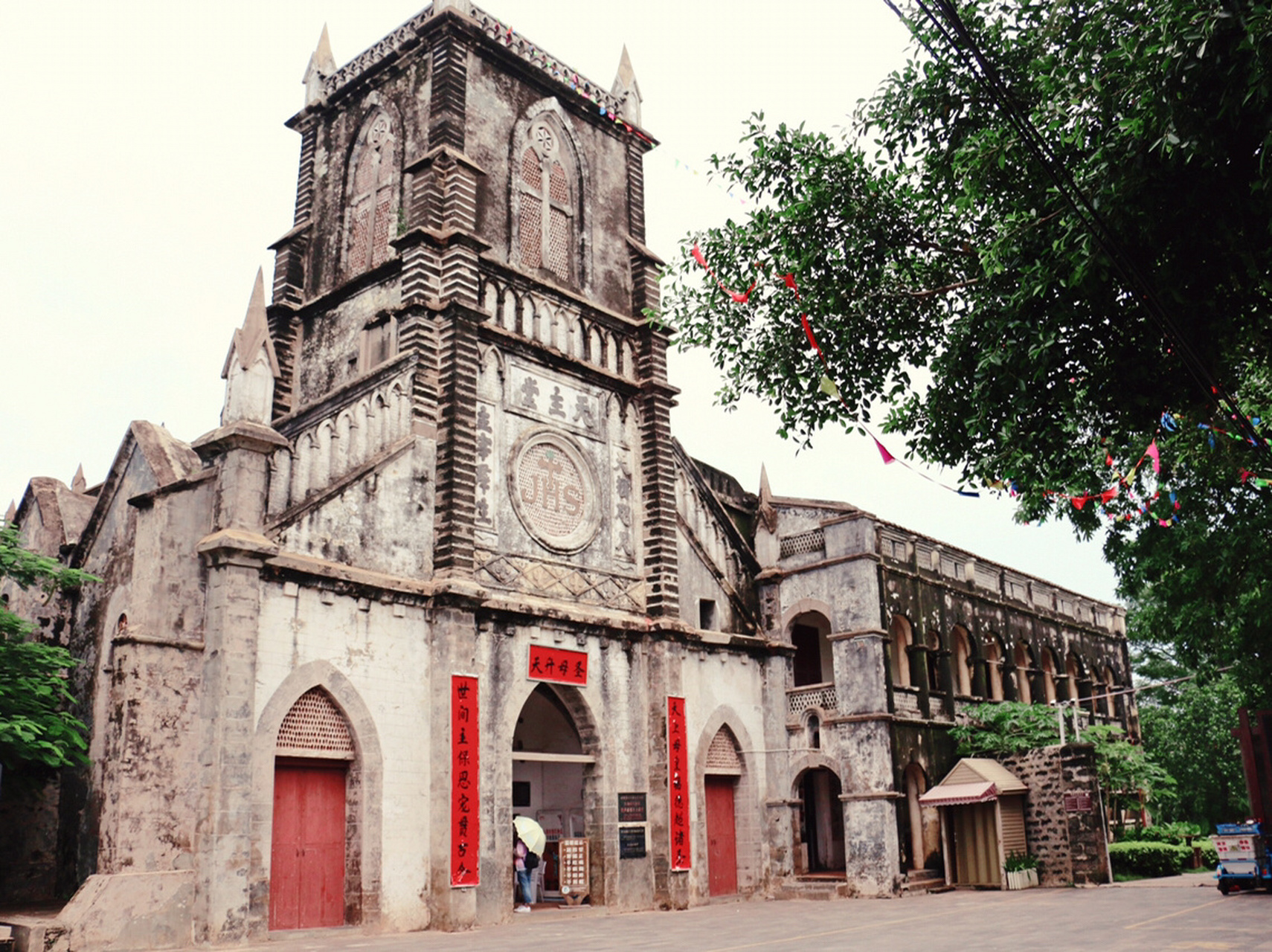 北海##涠洲岛#的天主教堂是必去的景点之一,北海人喜欢在这里拍.