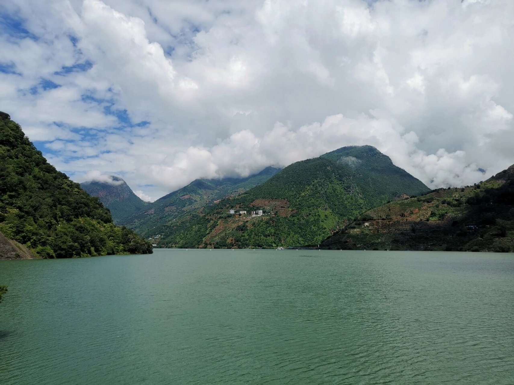 二滩水电站 二滩水电站(地处攀枝花市),是雅砻江流域水电梯级开发的