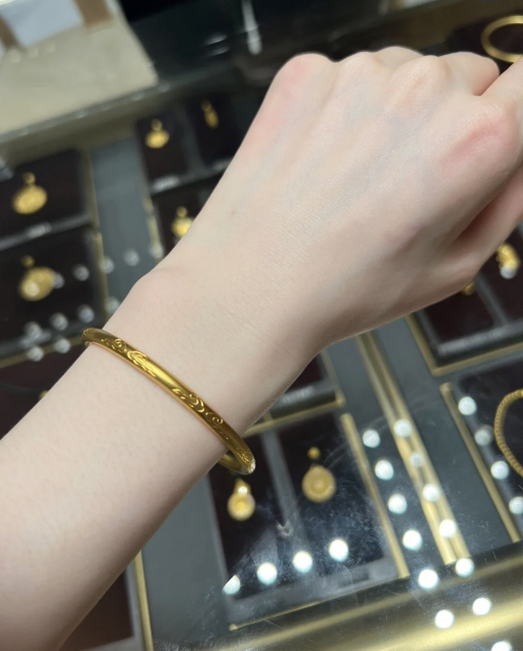 周大福黄金手镯 最近有点掉黄金坑里了,爬不出来