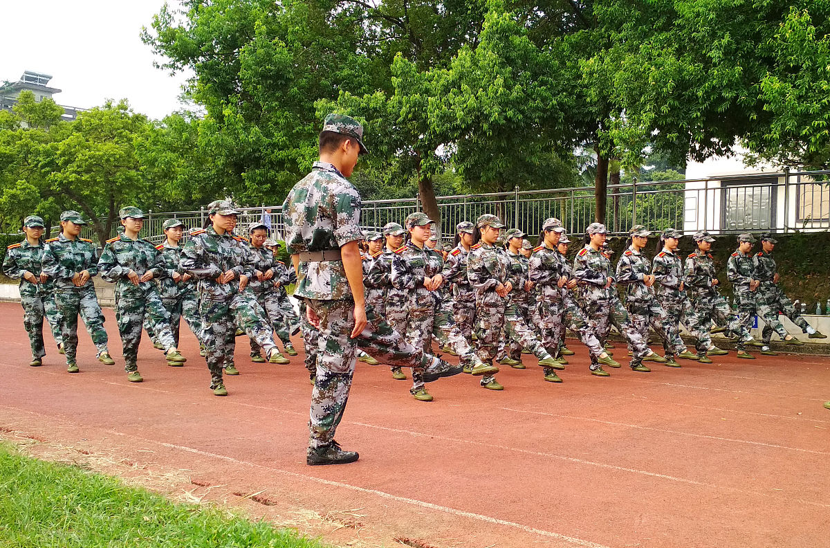 军训时顺拐成"企鹅步"?别慌,教官有招!