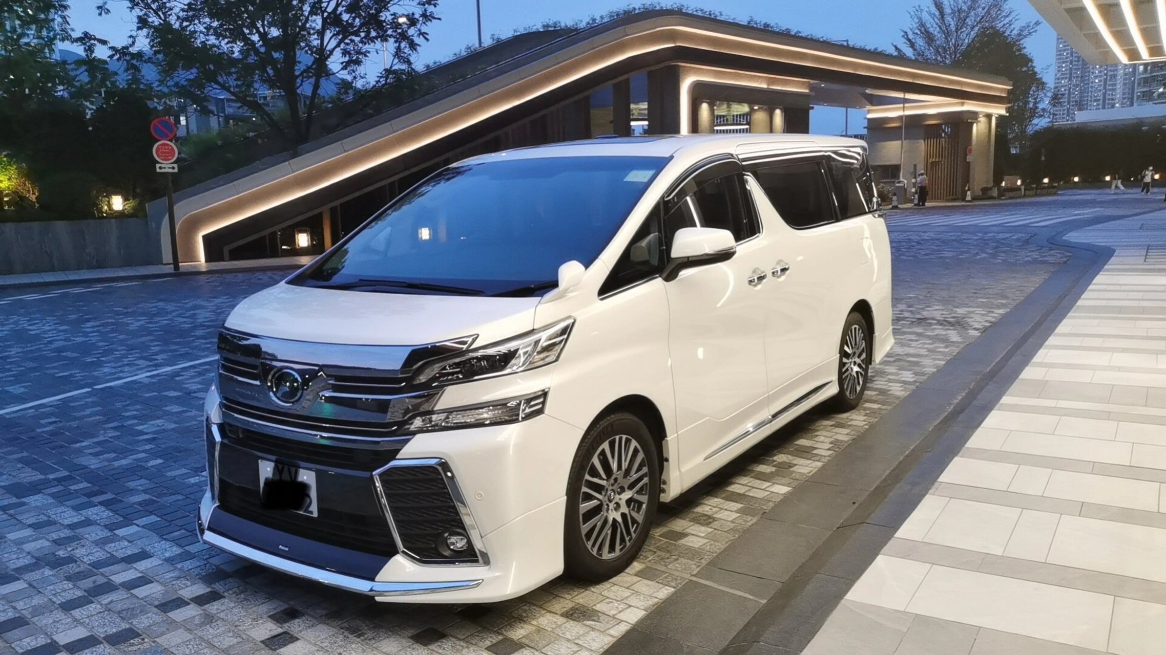 全天包车(普通话司机) 粤港澳大湾区租车为您提供香港商务接待用车