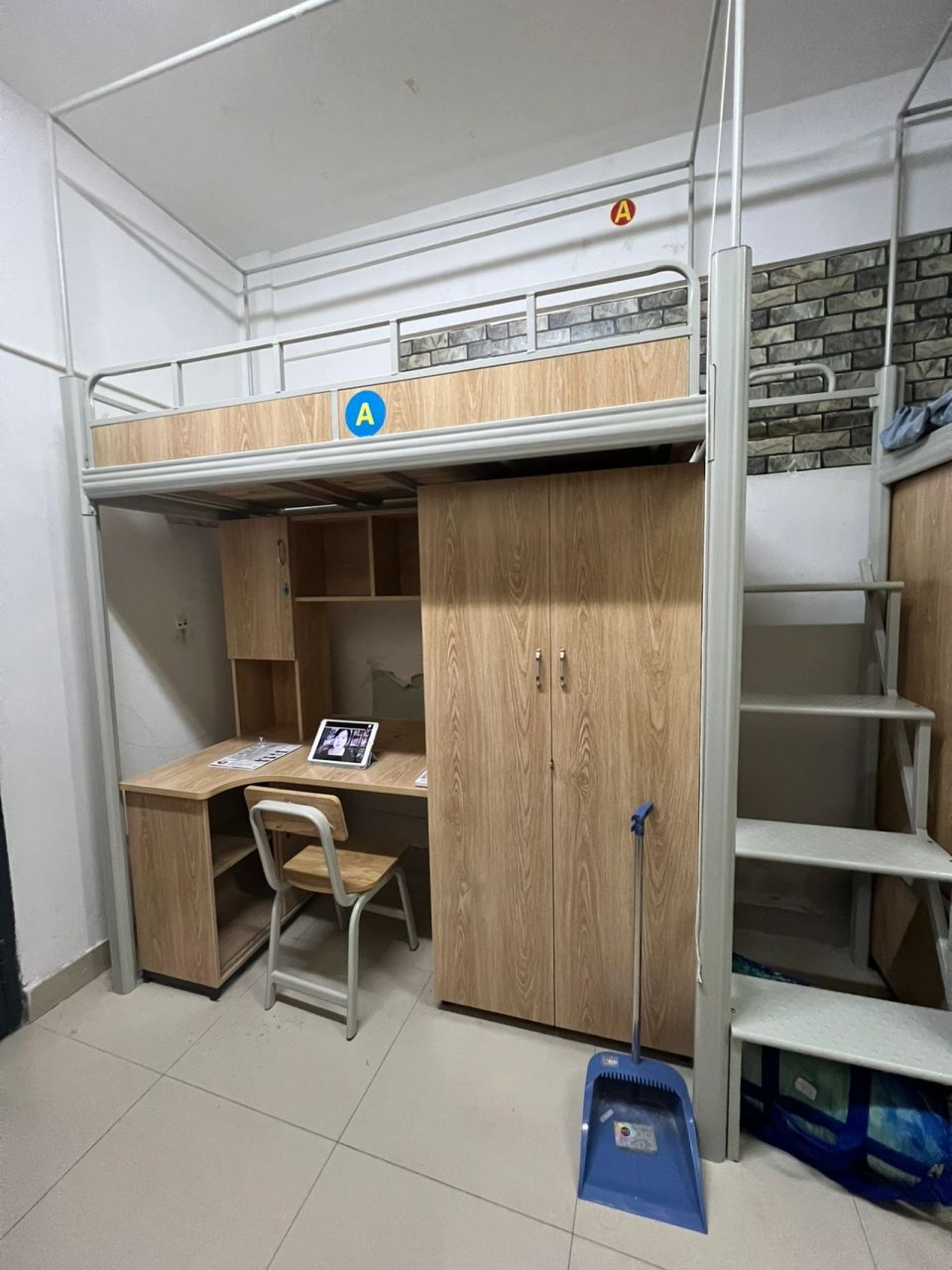 福大宿舍～非常真实了哈09 宿舍里面真的挺不错的 就是门有点破