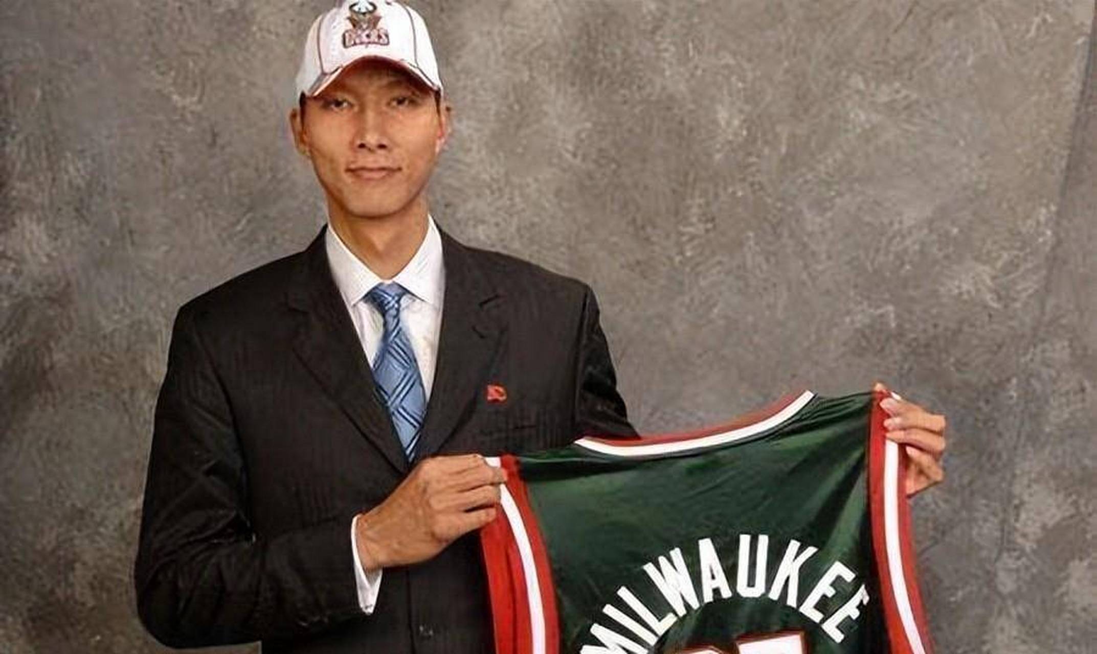 15年前的今天,易建联在首轮第6顺位被雄鹿队选中!