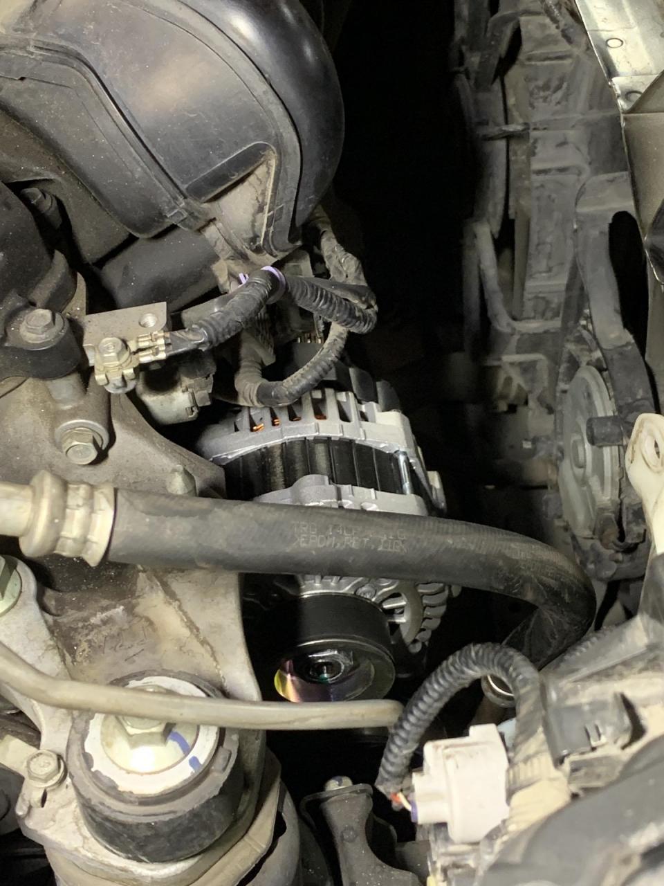 本田缤智更换发电机,皮带!