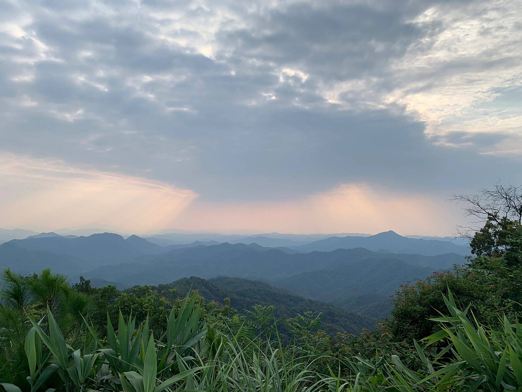 肇庆广宁风车山   大湾区秋名山,广东九寨沟 美食风景之路,被誉为大