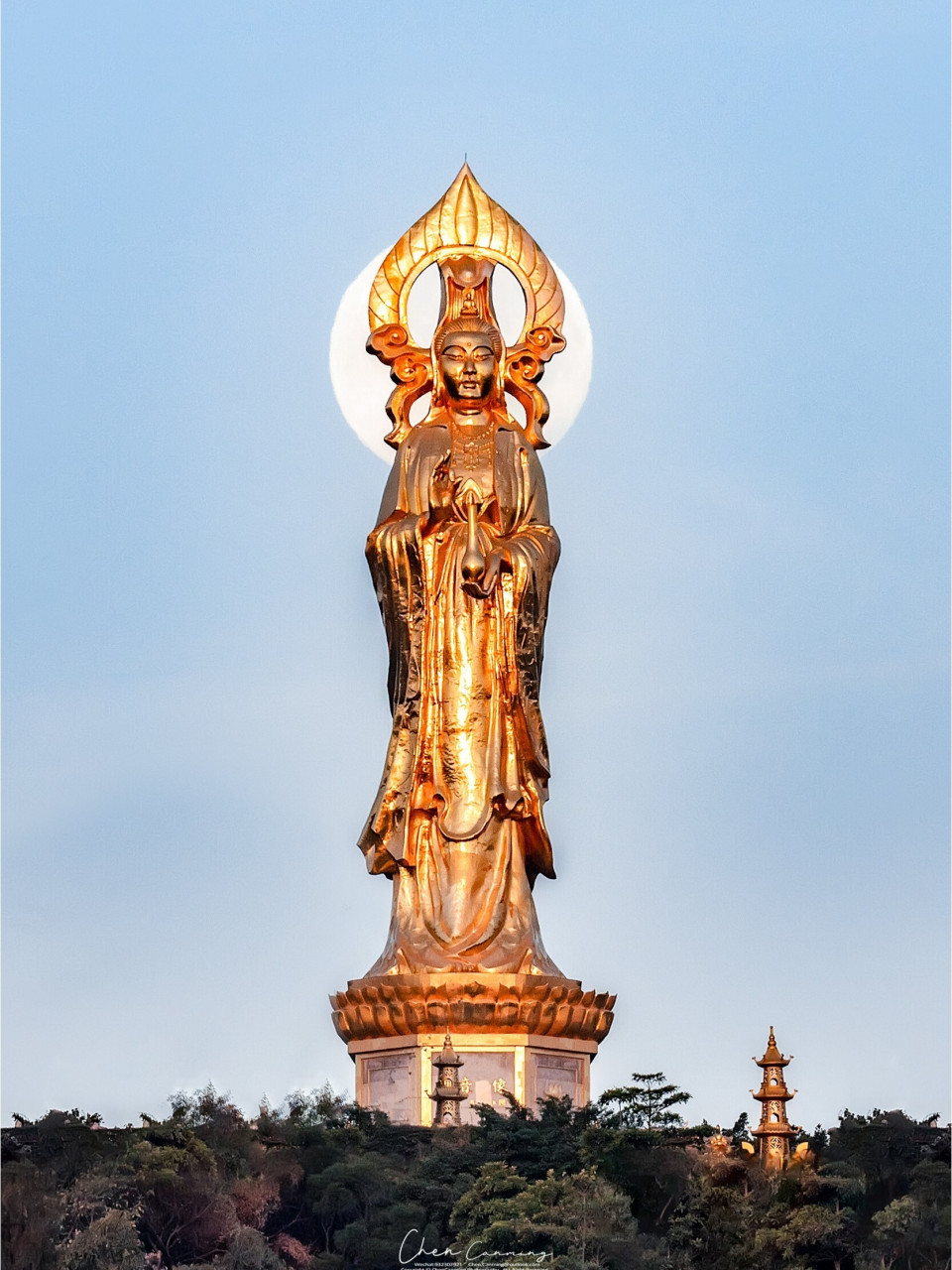 广州南沙南海观音 2020的最后一天,有幸见证了这一幕,身后的日出照亮