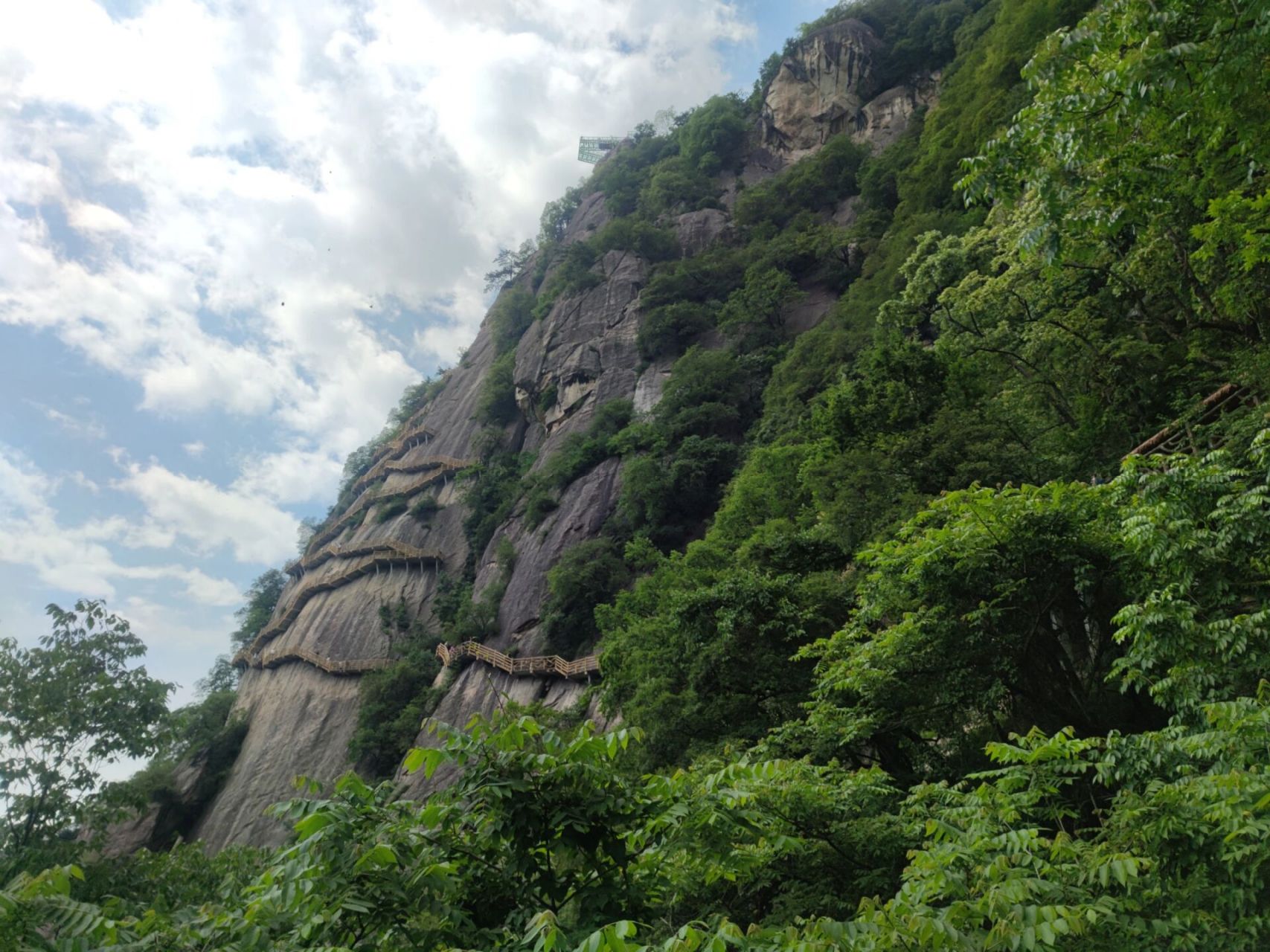 红河谷森林公园一日游 要爬到顶的话脚程快的单程至少三个小时,到玻璃