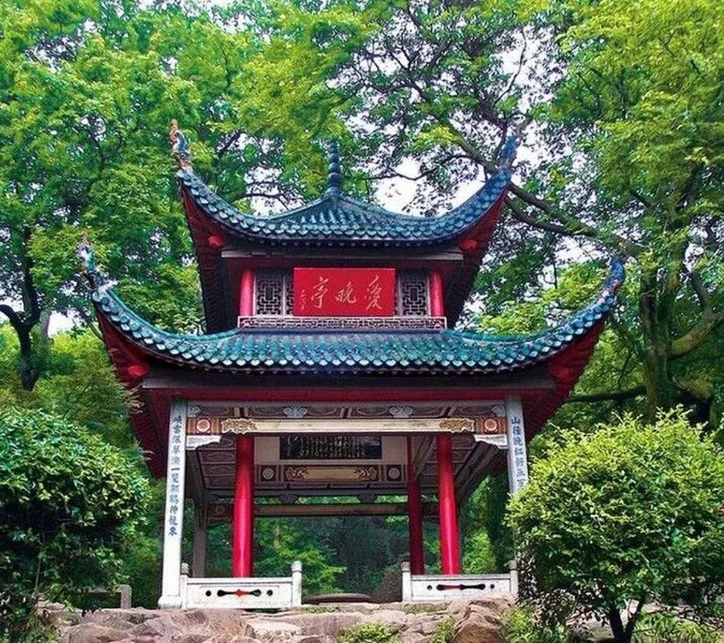 99 爱晚亭是典型的中式古典园林式亭子,按照重檐四披攒尖顶建造